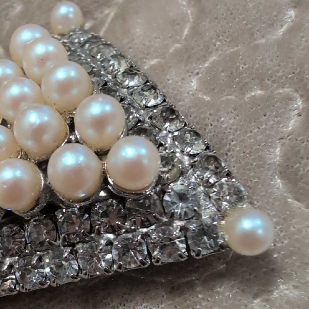Vintage ART DECO SILVER TONE FAUX PEARL Crystal Rhinestones Triangle Shaped Pin - Picture 2 of 7